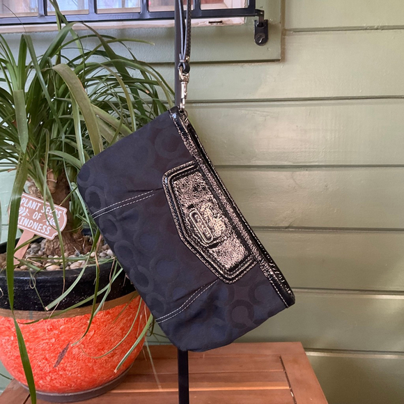 Coach Black Optic Signature C Clutch, Fits IPhone pro max, Purple Lining EUC - Picture 1 of 8